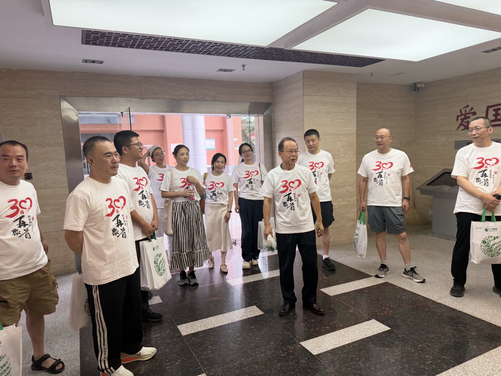 参观校史馆